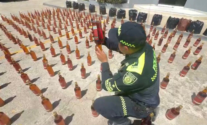 policía inspeccionado licor aprehendido