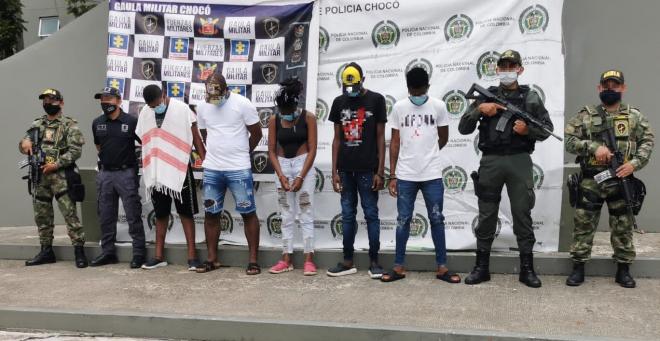 Cinco personas capturadas-policías custodiando