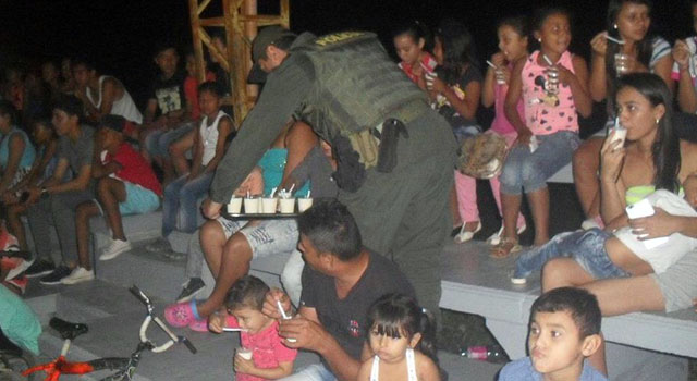 “Cine al parque”-previene del delito a la niñez y la adolescencia-de Uribe y Medellín del Ariari-Meta