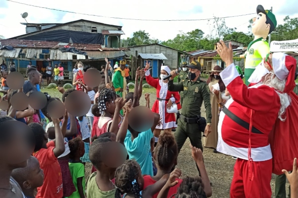 colombia-policia-choco-ninos-navidad