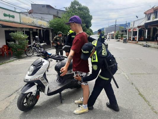 Policía requisando