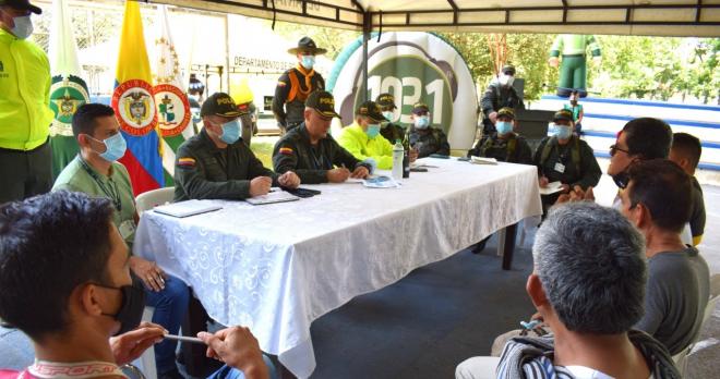comandante escucha a la comunidad