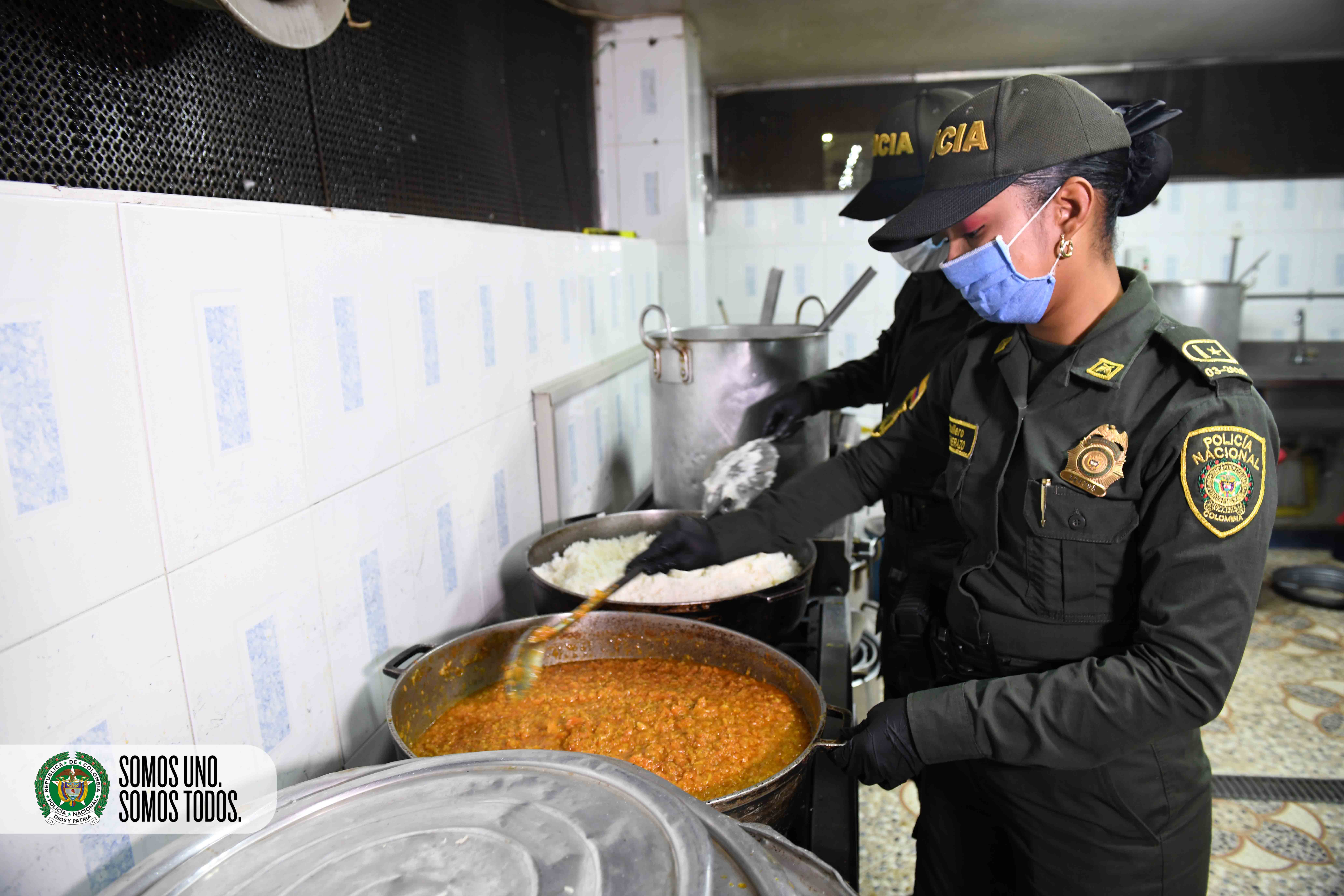 Momento de la preparación de los alimentos en el centro de Medellín