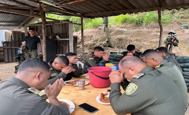 compartir entre hermanos de uniforme lo poco que tienen para fortalecer lo que nunca puede faltar, la unión