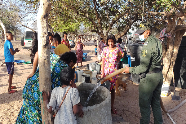 Policías suministran agua potable a las comunidades indígenas