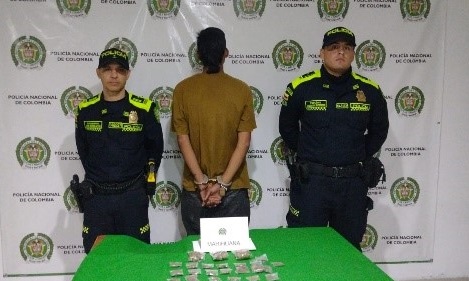 Persona capturada-policías custodiando