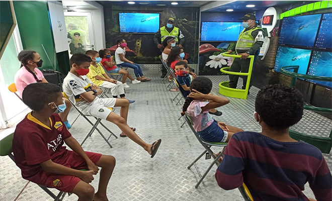 Dentro del bus interactivo nuestros pequeños visitantes conocerán de primera mano sobre las amenazas que afectan a nuestros menores de edad