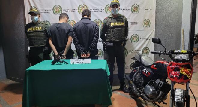 fueron sorprendidos con un arma de fuego