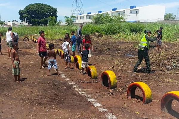 Con actividades lúdicas, pintucaritas y un partido de fútbol se celebró la inauguración de la su cancha