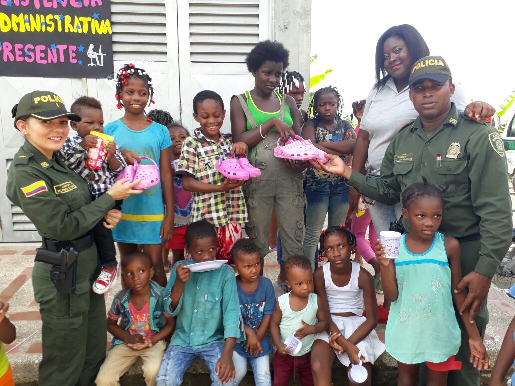 Con-juegos-y-regalos-educamos-niños-en-Quibdó.