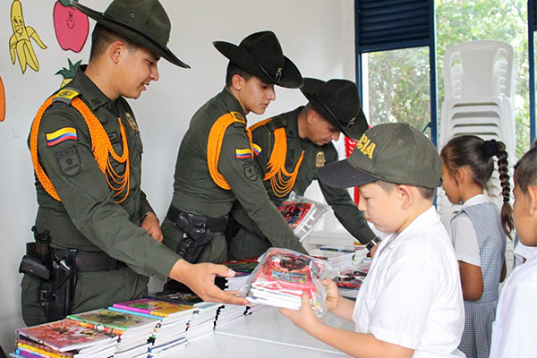 Con kits escolares, construimos sonrisas