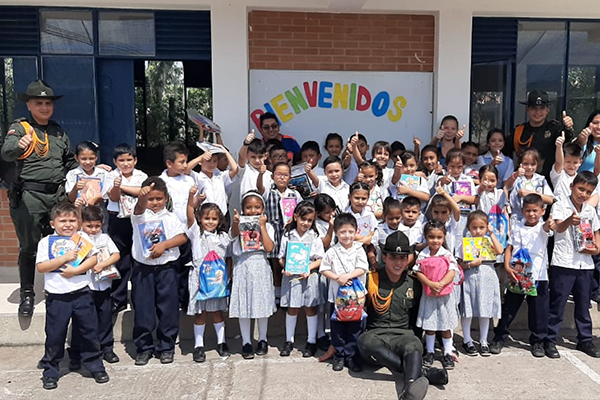 Entrega de kits escolares por nuestros Carabineros 