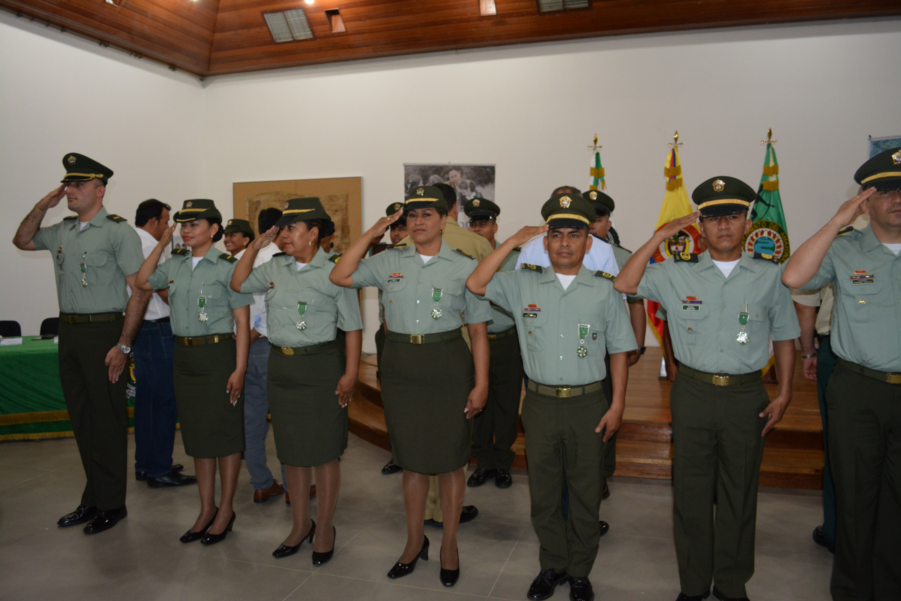 Personalidades de la región y abnegados policías fueron condecorados en ceremonia especial
