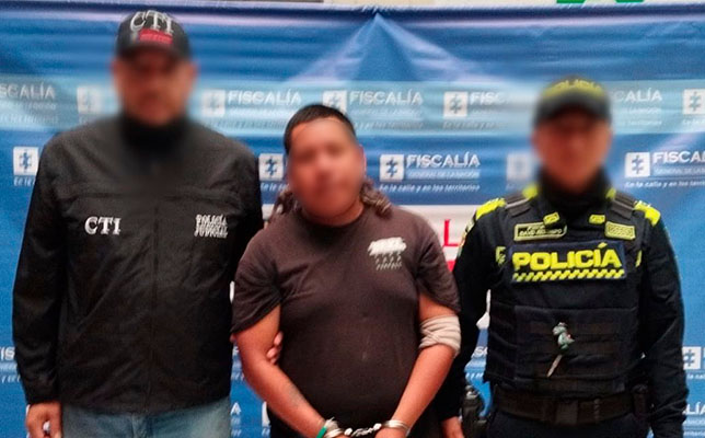 Es requerido mediante una orden judicial por el delito de hurto calificado y agravado.