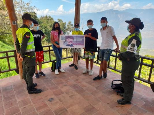 Conmemoramos_este_día_resaltando_la_valiosa_labor_de_la_mujer_policía_en_santander_4