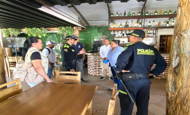 Autoridades dando charlas de los documentos reglamentarios en los establecmimientos 