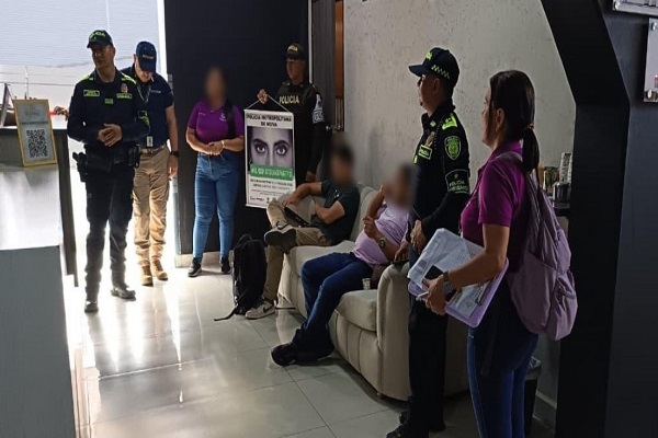 Tres Policías en actividades de control con la comunidad