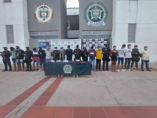 personas capturadas-policías custodiando