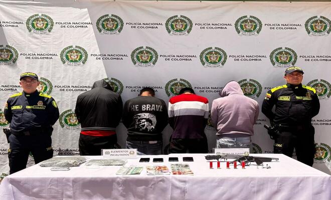 polic&iacute;as de la sijin con cuatro personas capturadas y armas estupefacientes dinero y celulares incautados