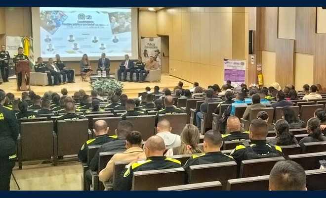 Auditorio de la Universidad Santo Tomas con la asistencia de autoridades, policía y comunidades de Tunja