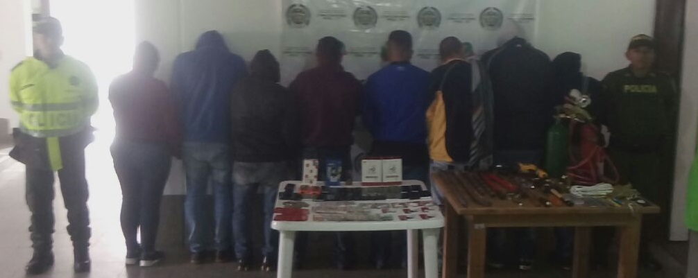 Caen-8-personas-que-habrían-cometido-hurto-en-establecimiento-comercial.-1