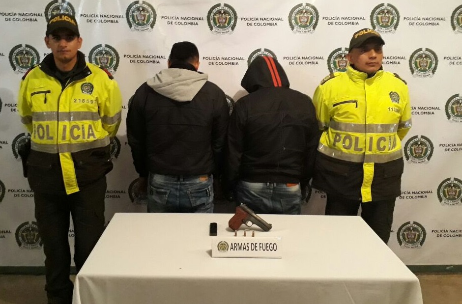 Estaría intimidando a sus víctimas con arma de fuego 