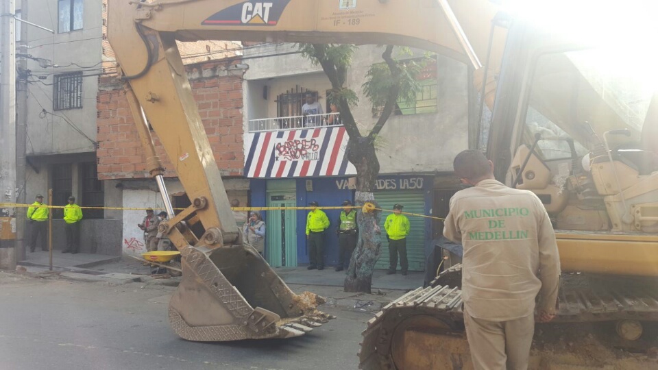 Policía custodia casa que será demolida en barrio San Pedro de Medellín