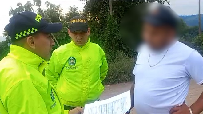 Personas capturadas-policías custodiando