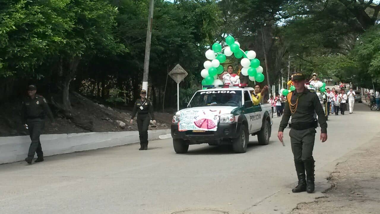 desfile-de-candidatas-en--Baraya-Policia