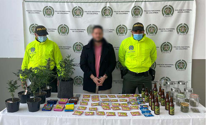 Policías custodian a capturado con alimentos con marihuana