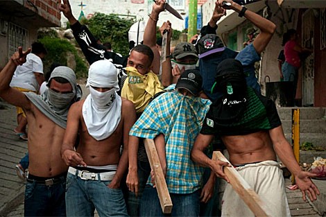 Los “tira piedras” o vándalos que incurran en riñas y daños responderán a través de sus tutores.