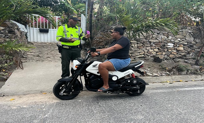 En el municipio de providencia policía de transito y transporte entrega rosas a una mujer