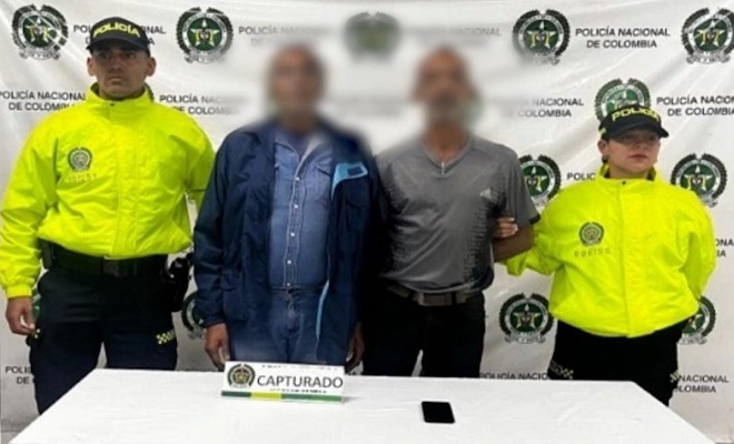 Personas capturadas-policías custodiando
