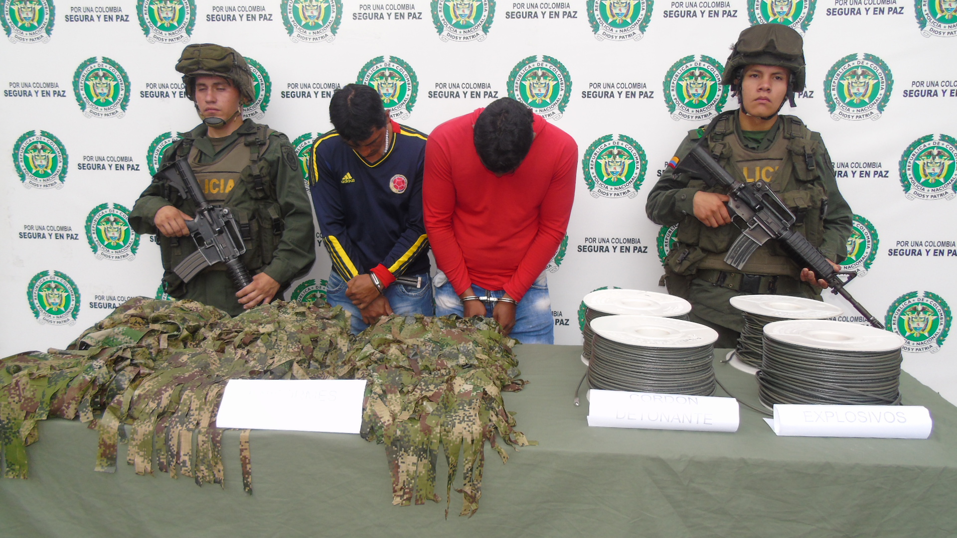 dos-hombres-capturados-con-cordon-detonante-y-uniformes-militares
