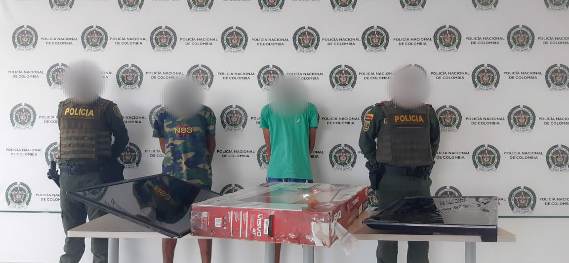 Dos hombres capturados y dos menores de edad aprehendidos en flagrancia por el delito de hurto.