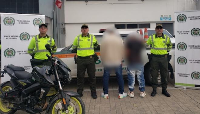 Dos hermanos fueron capturados por la policía en una motocicleta hurtada  