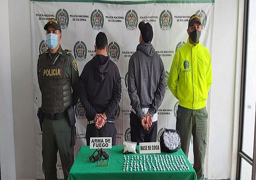 Personas capturadas-policías custodiando 