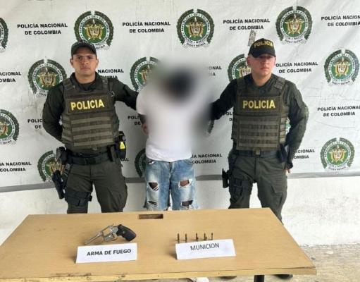 Dos policías, un hombre capturado y incautación de un armas de fuego