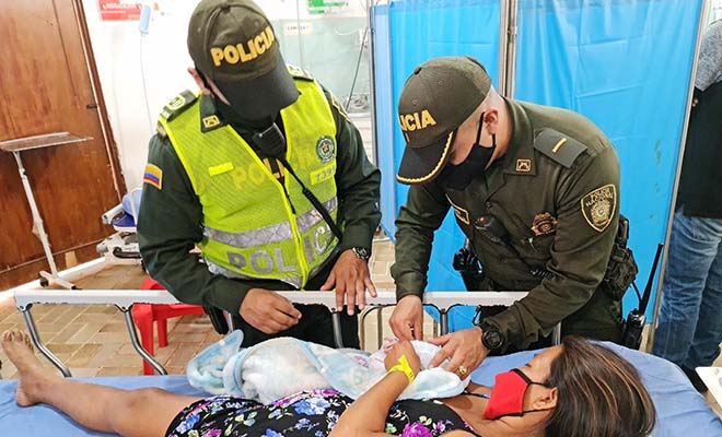 Uniformados del cuadrante atienden parto