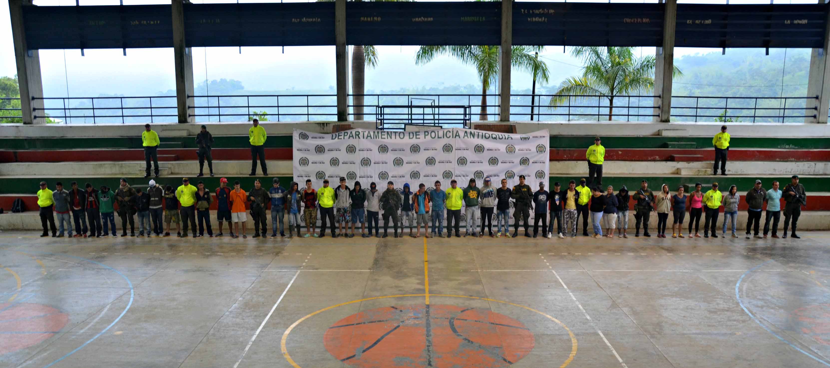 Cae-banda-con-tentáculos-en-todos-los-niveles-sociales.  