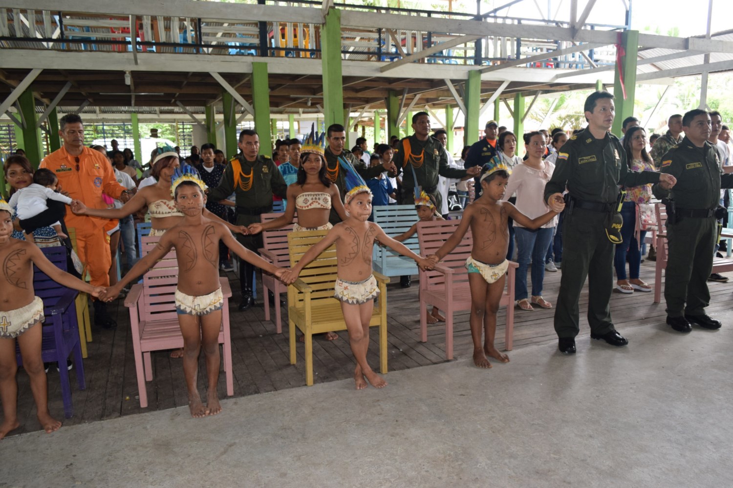 Niños-y-policías-hicieron-del-humedal-un-espacio-de-alegría