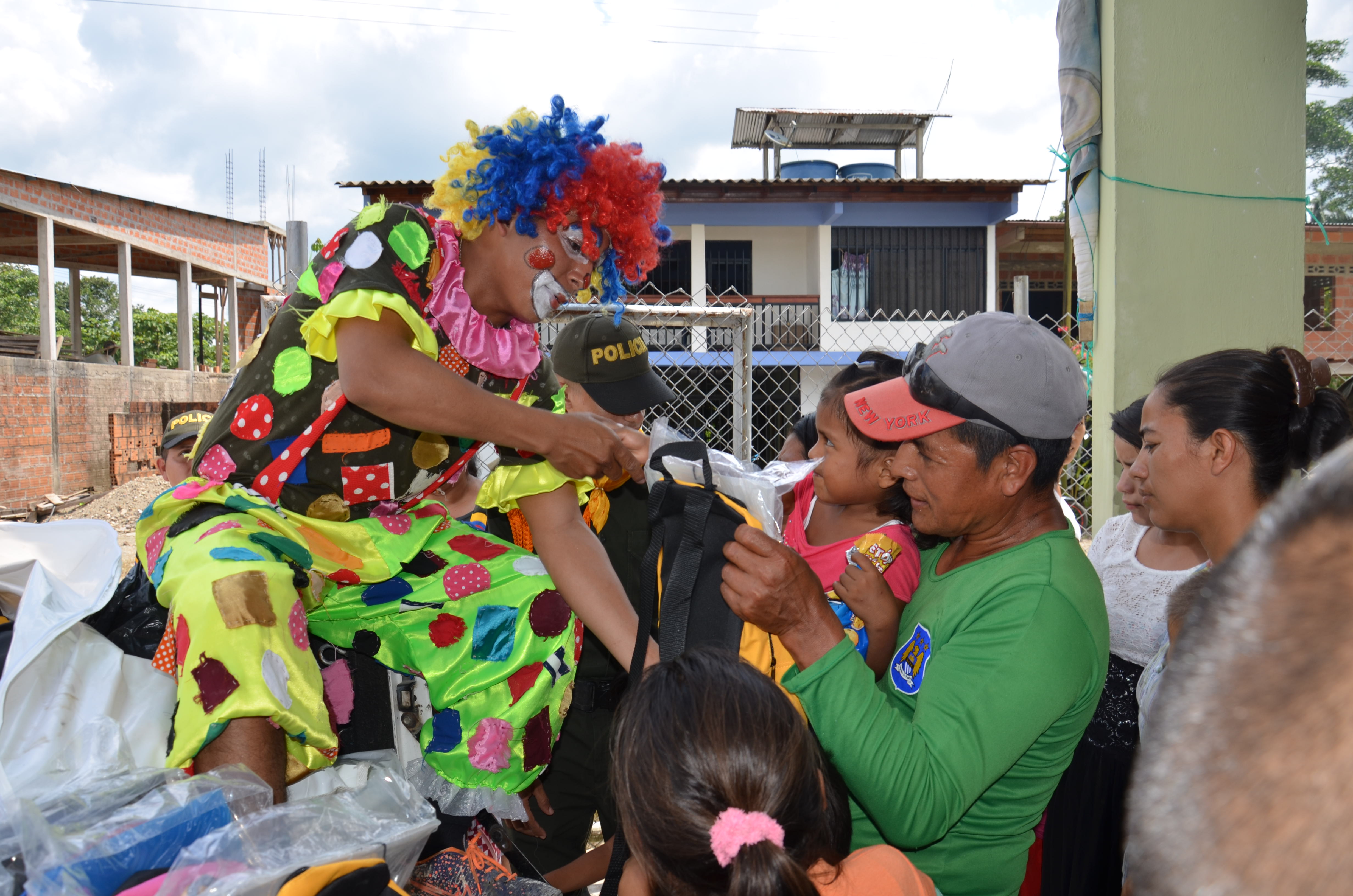 Policía Putimayo-De regreso a clases con los niños de la vereda La Carmelita