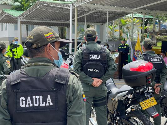 Policías recibiendo parque automotor