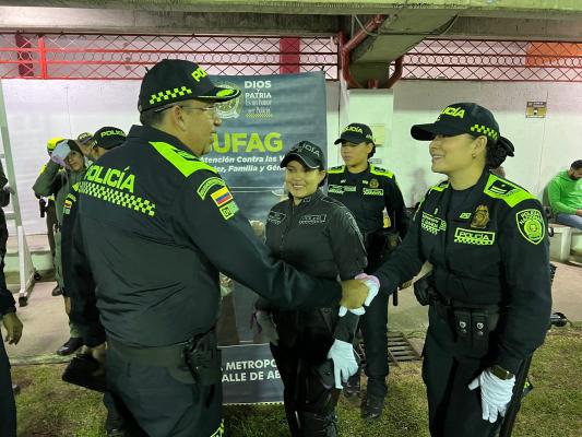 En este momento memorable, las mujeres policías tocan el balón púrpura como símbolo  del respeto hacia todas las mujeres colombianas.