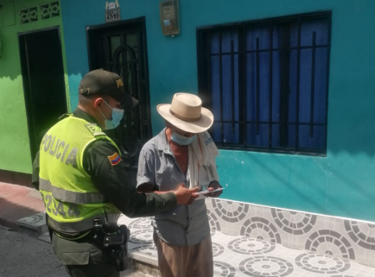 Policía dando recomendaciones