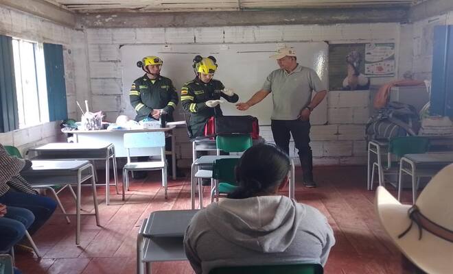 A caballo de la mano con los campesinos, por caminos de herradura, llegó a las veredas más cercanas al volcán nevado del Ruíz