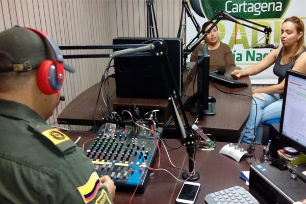 Momento de la campaña en la emisora Policía Nacional 106.0