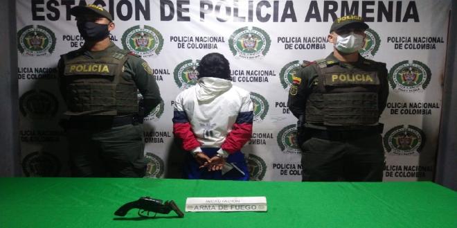 En Armenia capturamos a un hombre y aprehendimos a un adolescente con un arma de fuego.