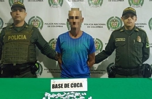 Persona capturada-policías custodiando 