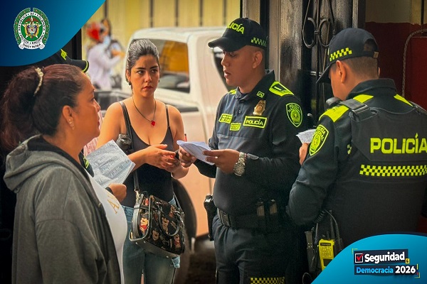 Dos uniformados dialogan con dos ciudadanas durante la jornada electoral